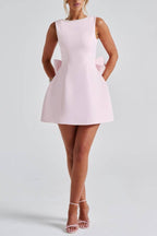 Robe courte ajustée avec grand nœud orné de perles élégant