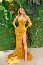 Abito lungo da sera senza spalline in velluto a sirena con spacco