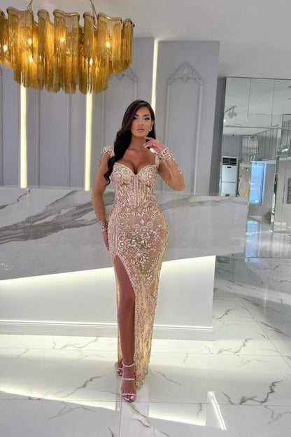 Vestido de noche de sirena con tirantes y escote corazón, sobrefalda con encaje