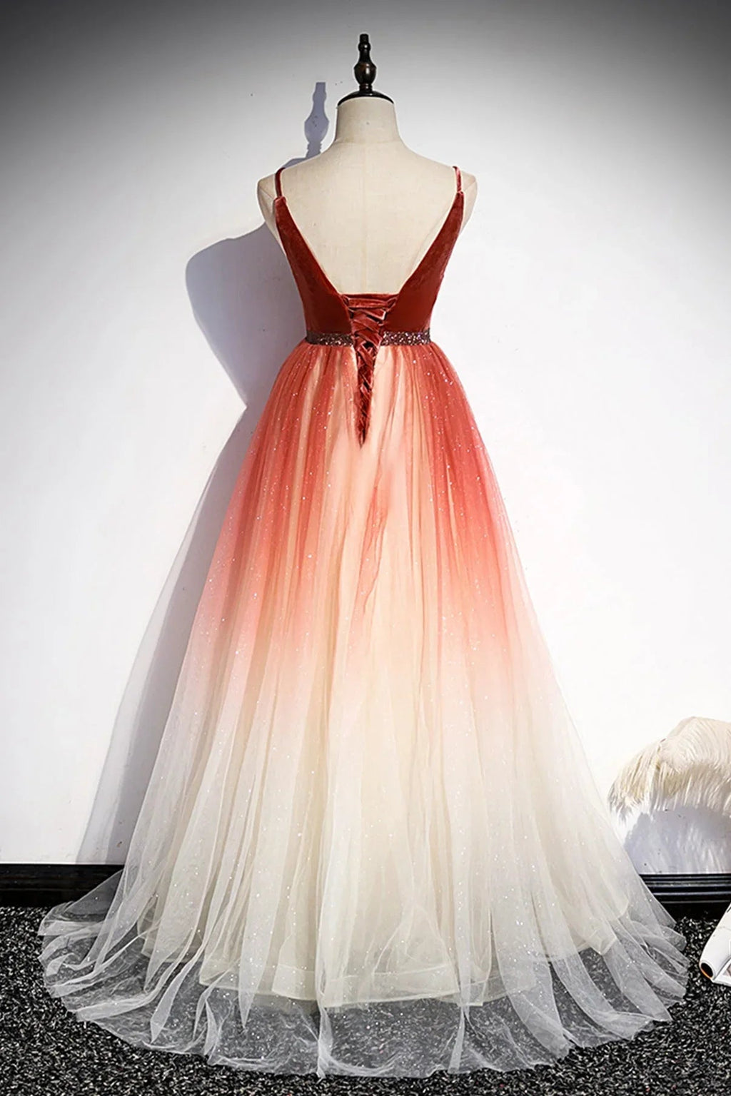 Abito da sera in tulle a linea con scollo a V s74