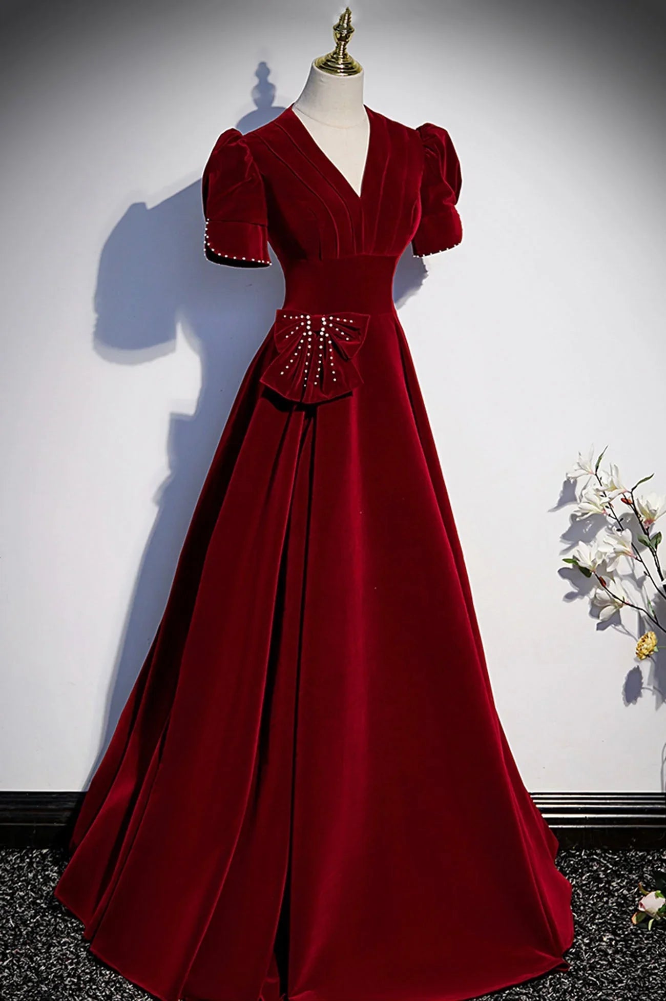 Abito lungo da sera color bordeaux con scollo a V, linea ad A, modello s54