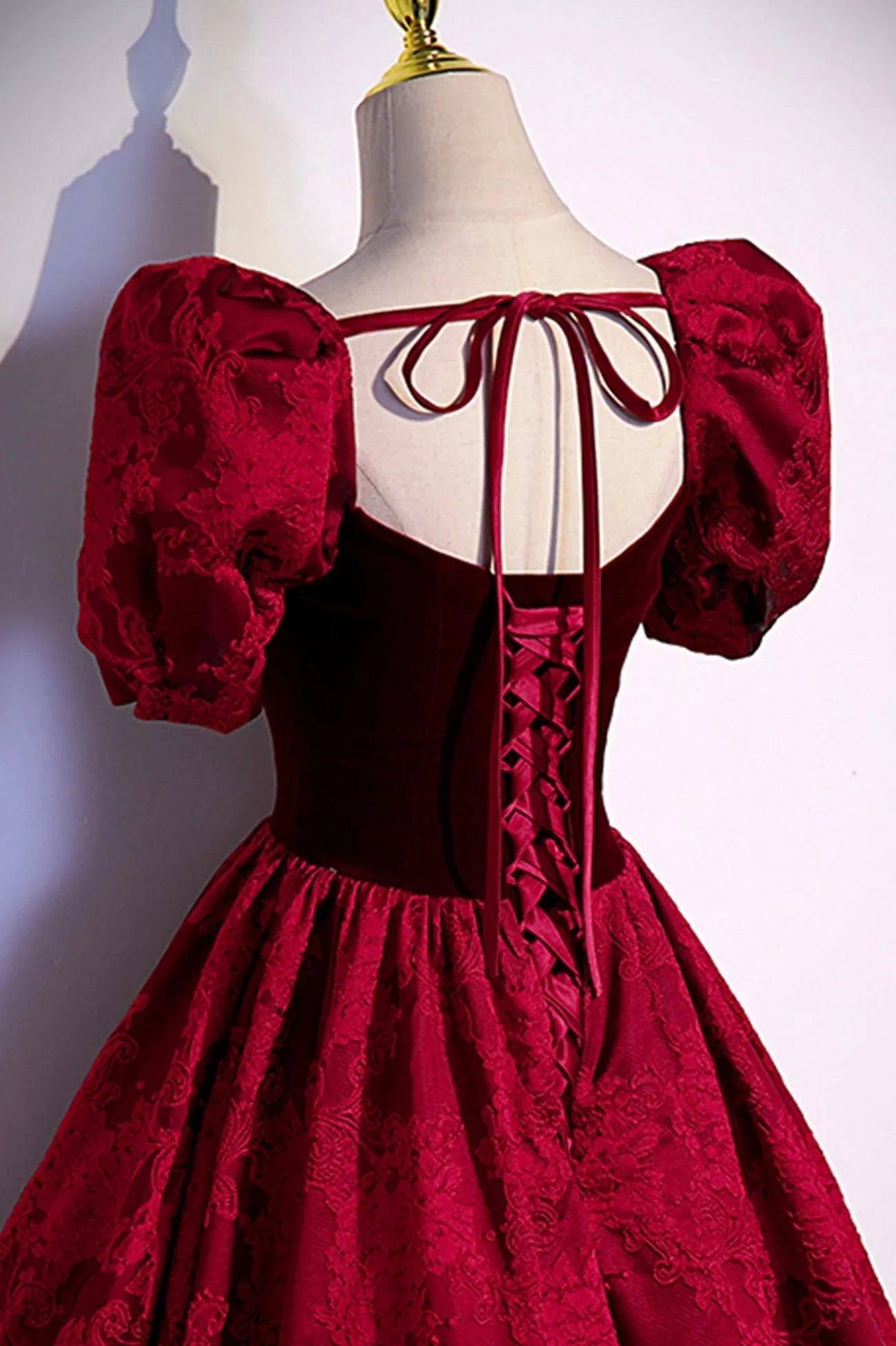 Abito lungo da sera in jacquard di velluto bordeaux per ballo s89