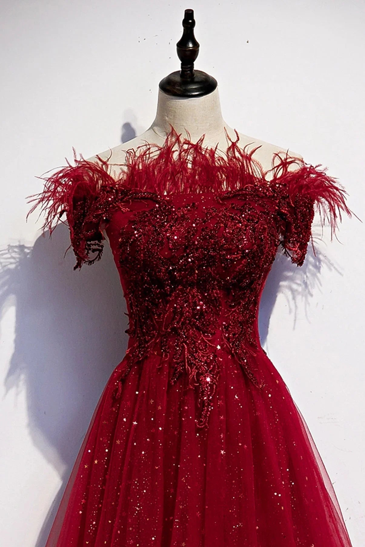 Abito lungo da sera a linea A in tulle bordeaux con paillettes s69