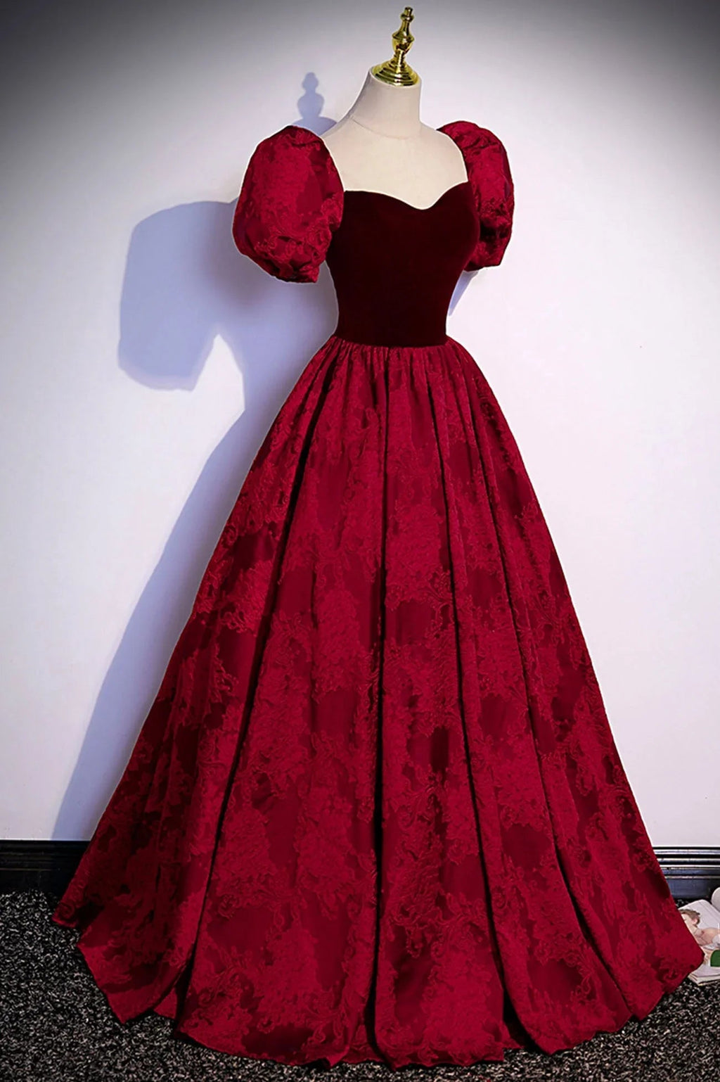 Abito lungo da sera in jacquard di velluto bordeaux per ballo s89