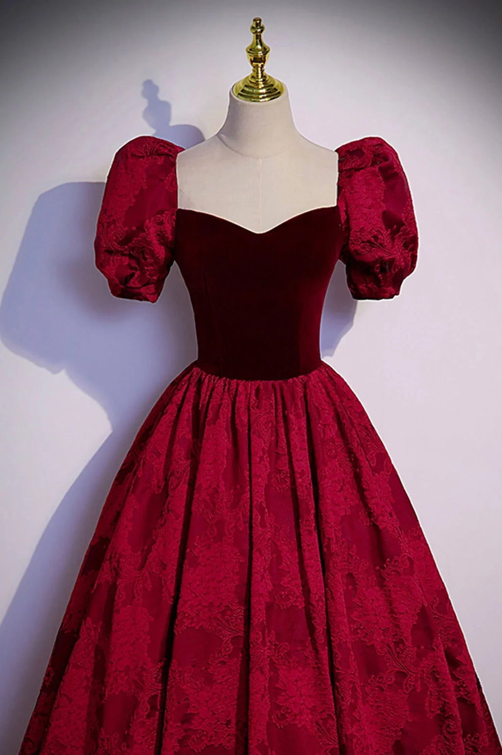 Abito lungo da sera in jacquard di velluto bordeaux per ballo s89