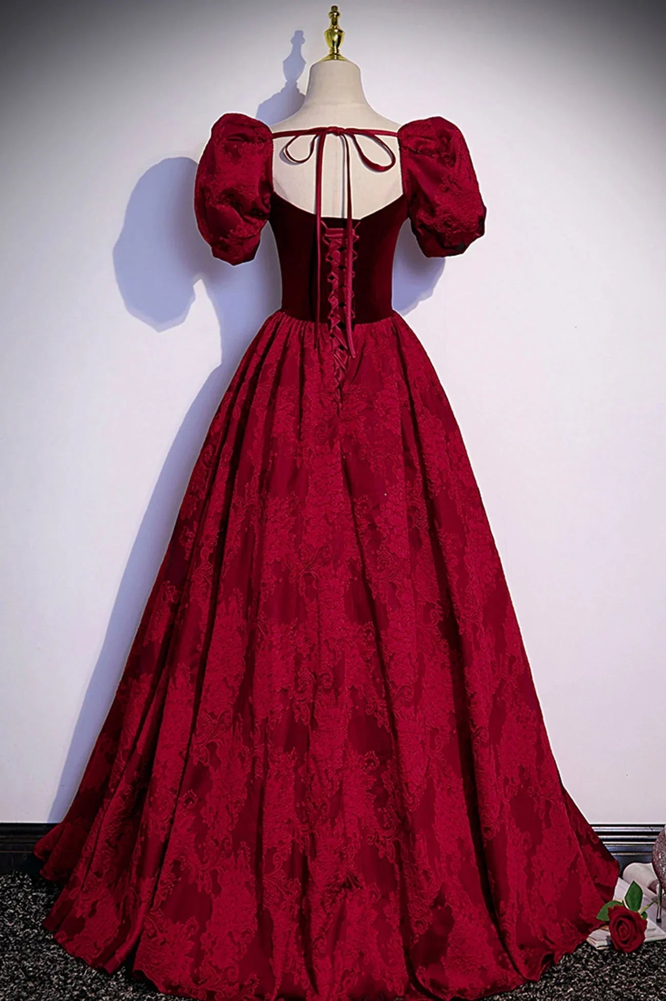 Abito lungo da sera in jacquard di velluto bordeaux per ballo s89