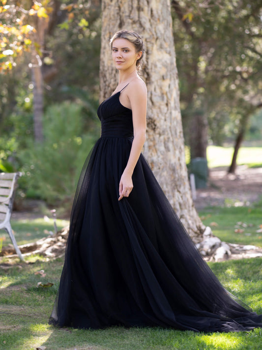 Vestido de fiesta de tul con escote en V y cola larga