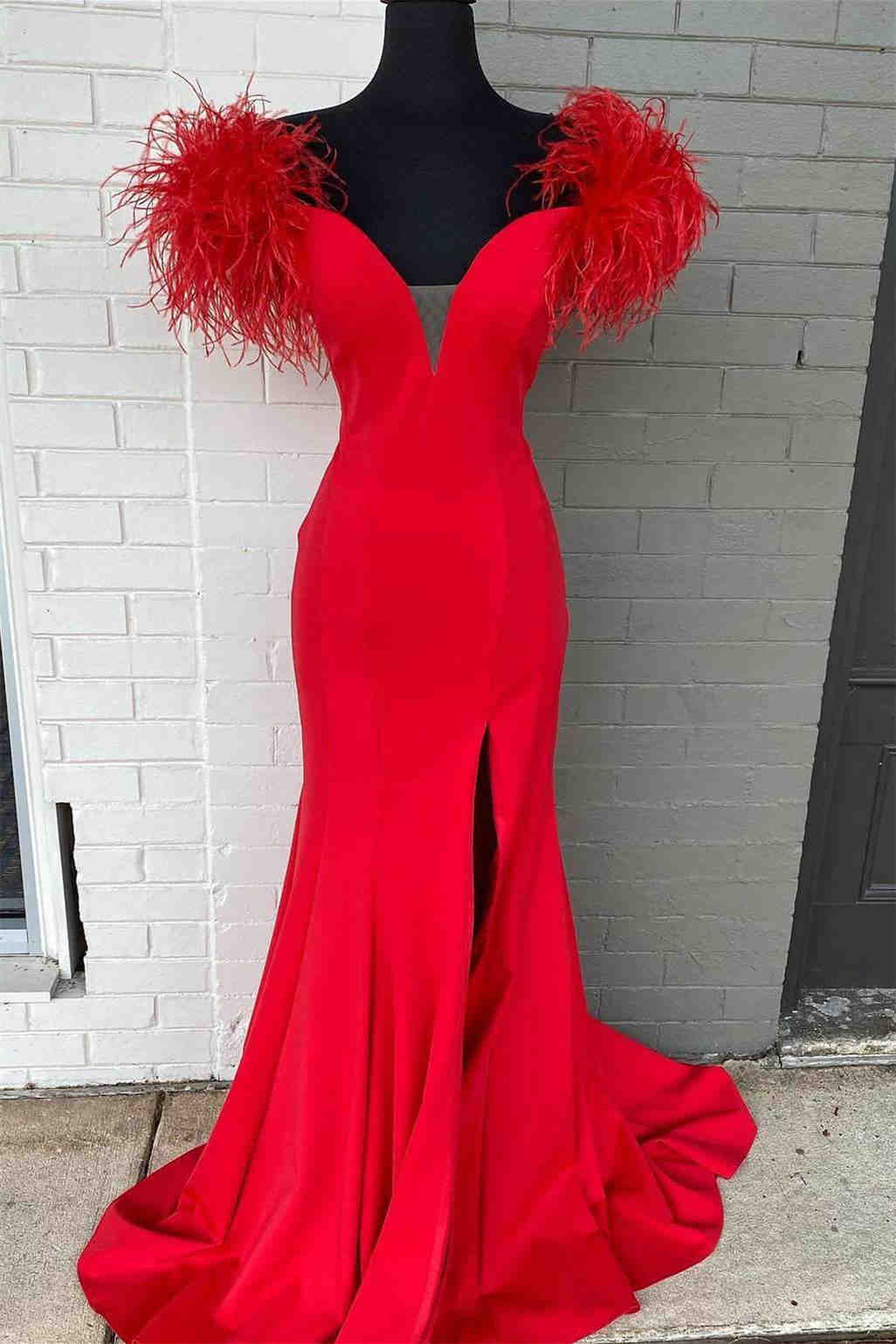 Vestido longo vermelho para festa com decote em V profundo, ombros descobertos e detalhes em penas