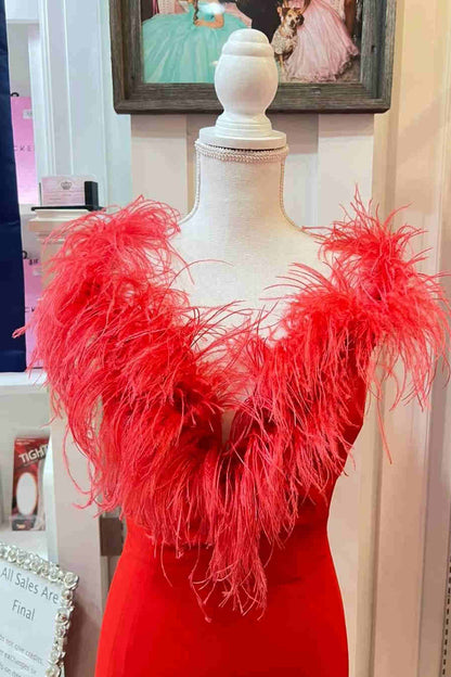 Vestido formal largo con escote pronunciado y plumas rojas con abertura