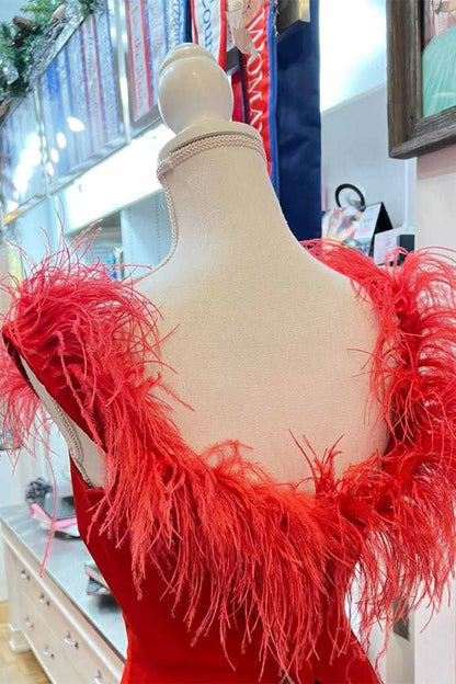 Vestido formal largo con escote pronunciado y plumas rojas con abertura
