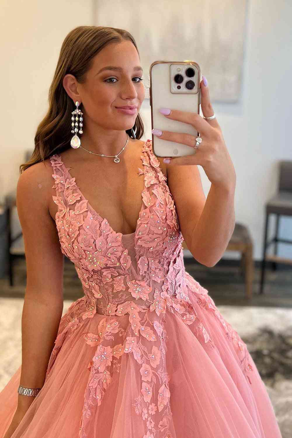 A-Linien-Ballkleid aus Tüll mit V-Ausschnitt und Applikationen