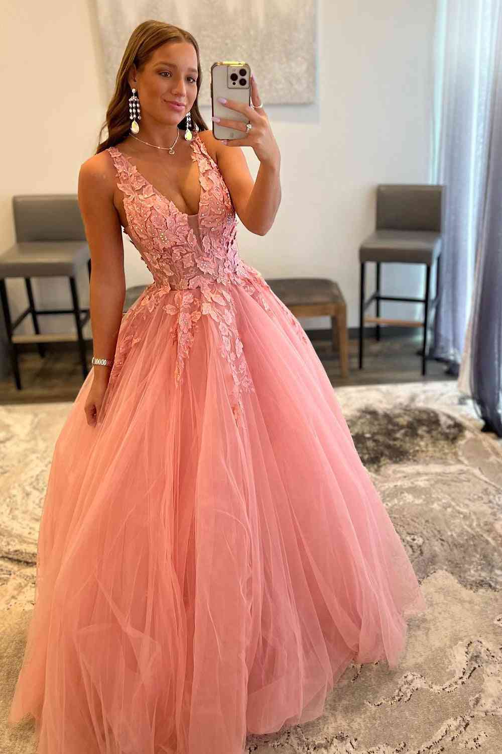A-Linien-Ballkleid aus Tüll mit V-Ausschnitt und Applikationen