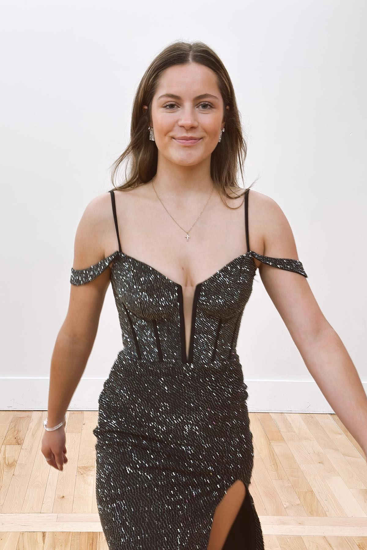Schwarzes Meerjungfrau-Ballkleid mit Perlenbesatz und Schlitz