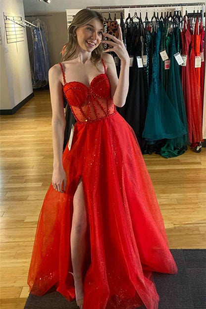 Glitzerndes, perlenbesetztes A-Linien-Ballkleid mit Schlitz