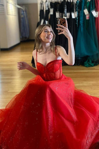 Glitzerndes, perlenbesetztes A-Linien-Ballkleid mit Schlitz