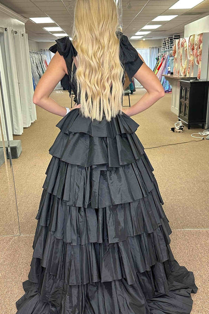 Vestido de gala fucsia con escote en V pronunciado, tirantes con lazo y volantes