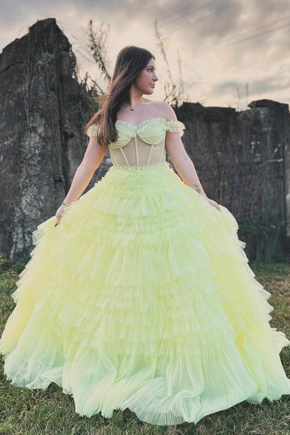 Schulterfreies, hellgelbes Ballkleid mit Rüschen und Lagenmuster