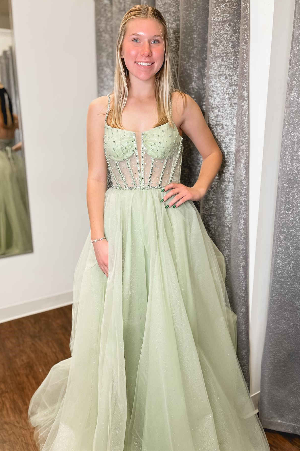 Vestido de fiesta de tul con tirantes, lentejuelas y cuentas en forma de A