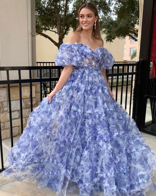 Vestido de fiesta de tul con volantes y estampado floral azul con hombros descubiertos