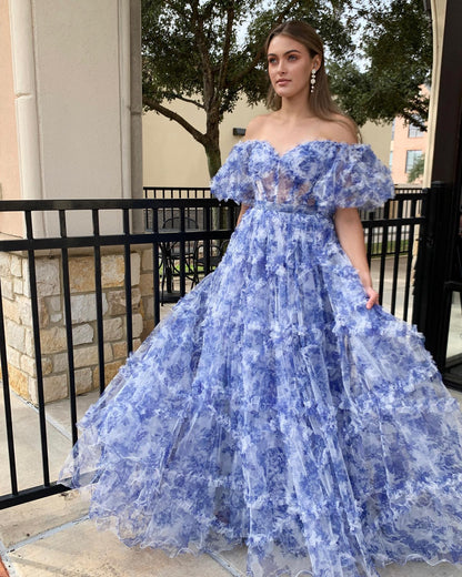 Vestido de fiesta de tul con volantes y estampado floral azul con hombros descubiertos