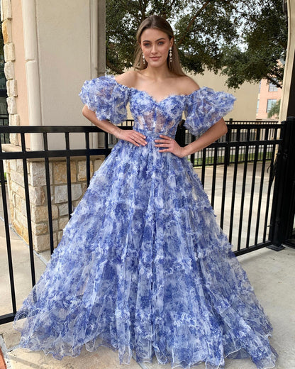 Vestido de fiesta de tul con volantes y estampado floral azul con hombros descubiertos