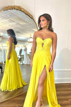 Robe de bal rose vif sans bretelles à découpe en forme de serrure, plissée, coupe trapèze