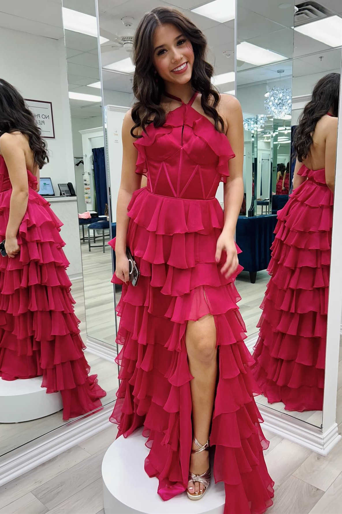 Neckholder-Ballkleid mit Schlüssellochausschnitt, Rüschen und Schlitz