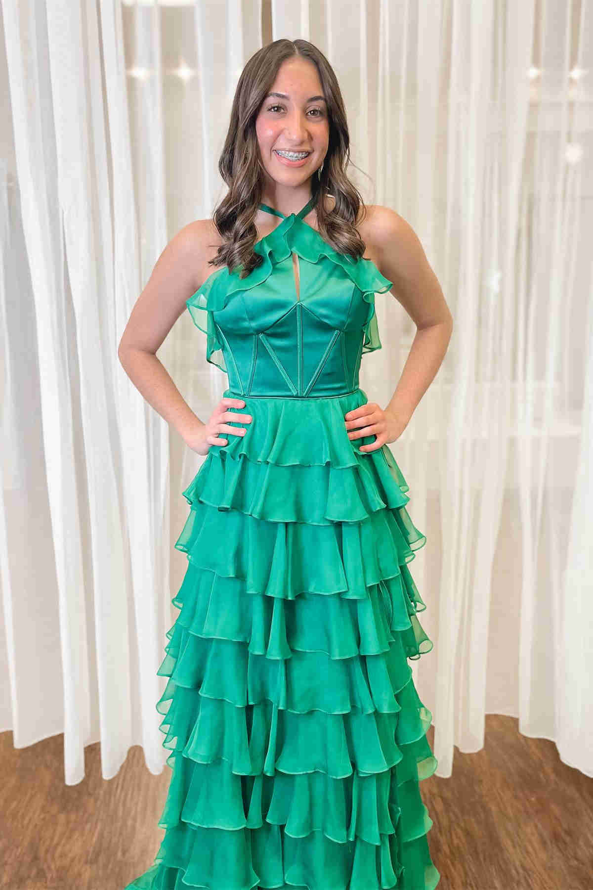 Neckholder-Ballkleid mit Schlüssellochausschnitt, Rüschen und Schlitz