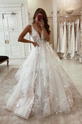 Robe de mariée glamour en ligne A, col en V, bretelles, appliques avec dentelle