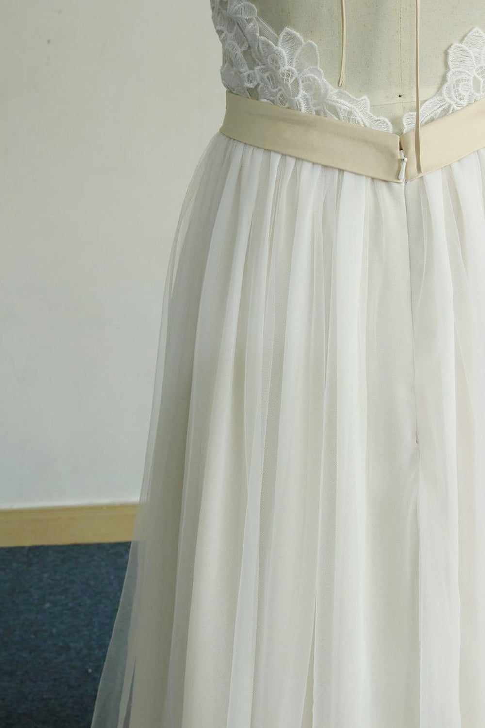 Glamorous Halter Ivory A Line Wedding Dresses Lace Tulle Ruffles Appliques