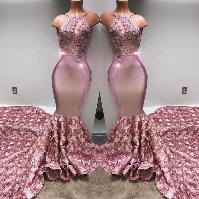 Glamoroso vestido de fiesta rosa de sirena con cuello halter y encaje con flores 3D en la parte inferior. 