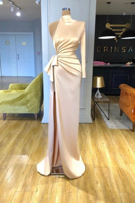 Glamouröse Abendkleider aus Satin mit hohem Halsausschnitt und langen Ärmeln und Schlitz vorne