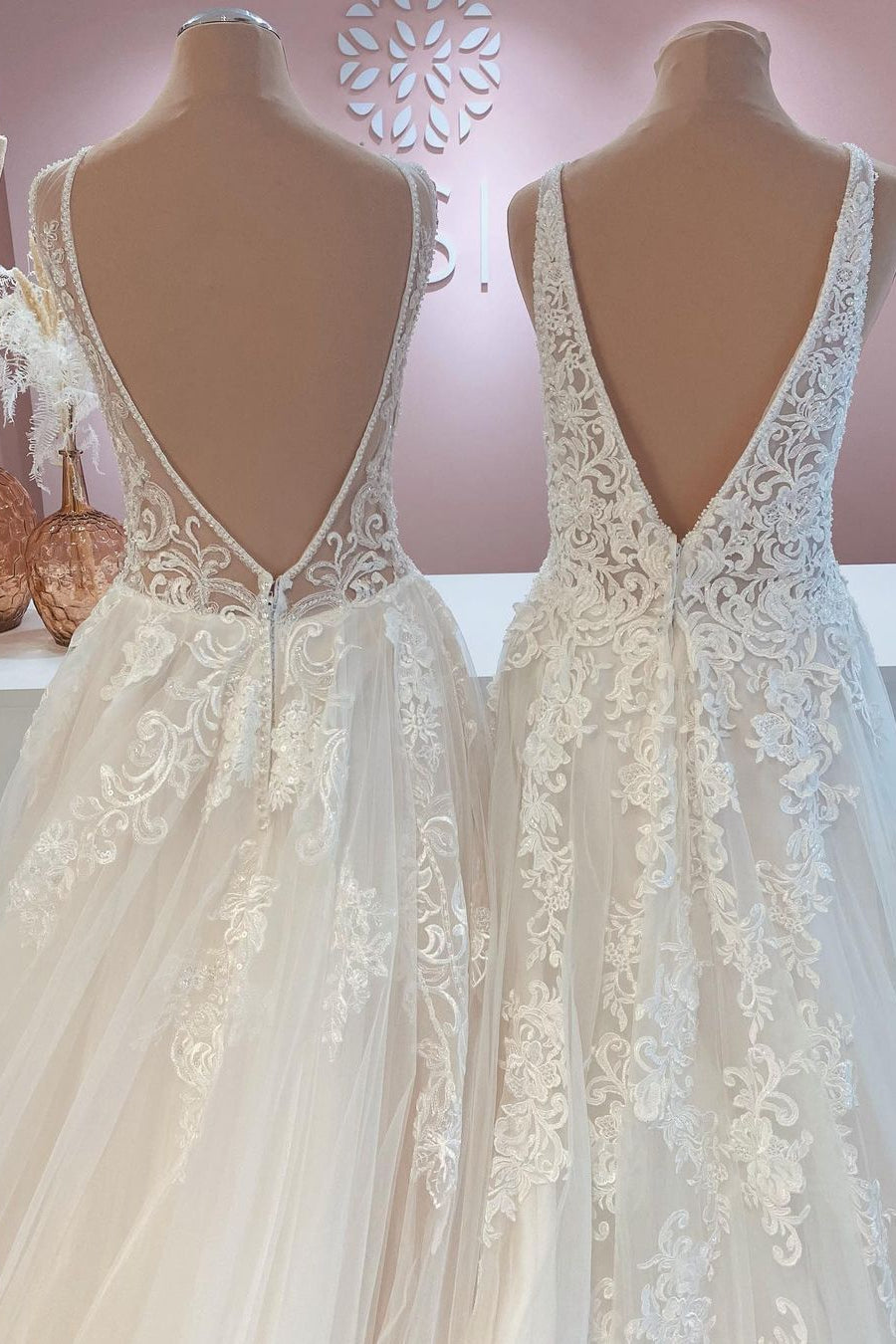Vestido de Noiva Glamouroso Comprido em Linha A com Costas Abertas, Aplicações de Renda em Tule