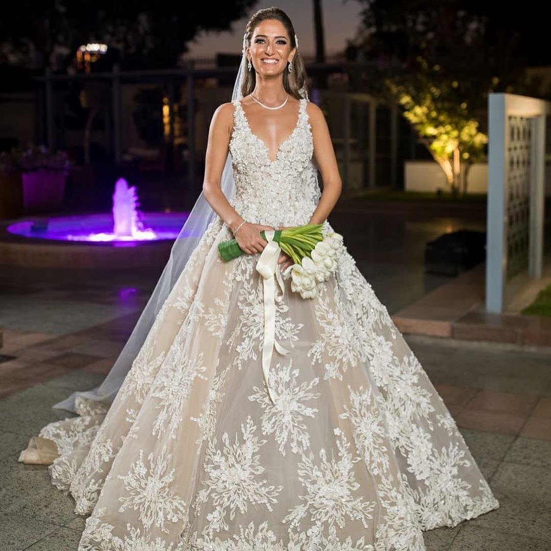 Vestido de Noiva Longo em Linha A com Decote em V e Renda Glamouroso