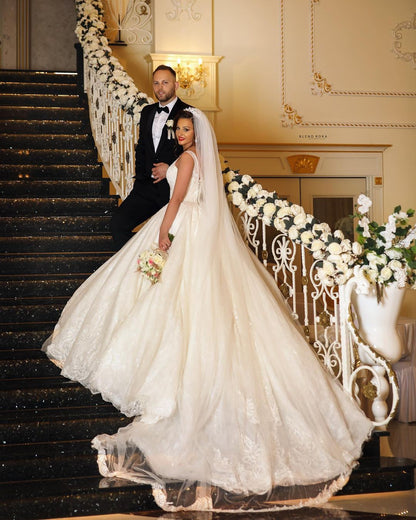 Glamorous Long Ball Gown V-neck Tulle Wedding Dress with Lace Appliques