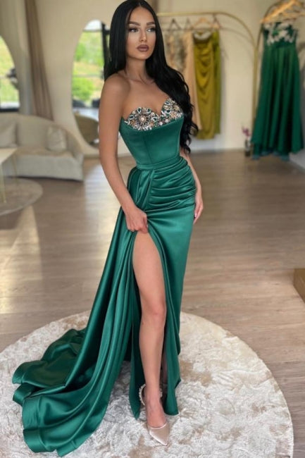 Robe de bal longue verte foncée sirène sans bretelles en satin ornée de perles avec fente élégante