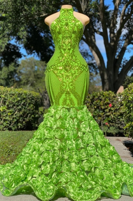 Glamuroso vestido de fiesta largo de satén estilo sirena con lentejuelas verdes, cuello halter y flores