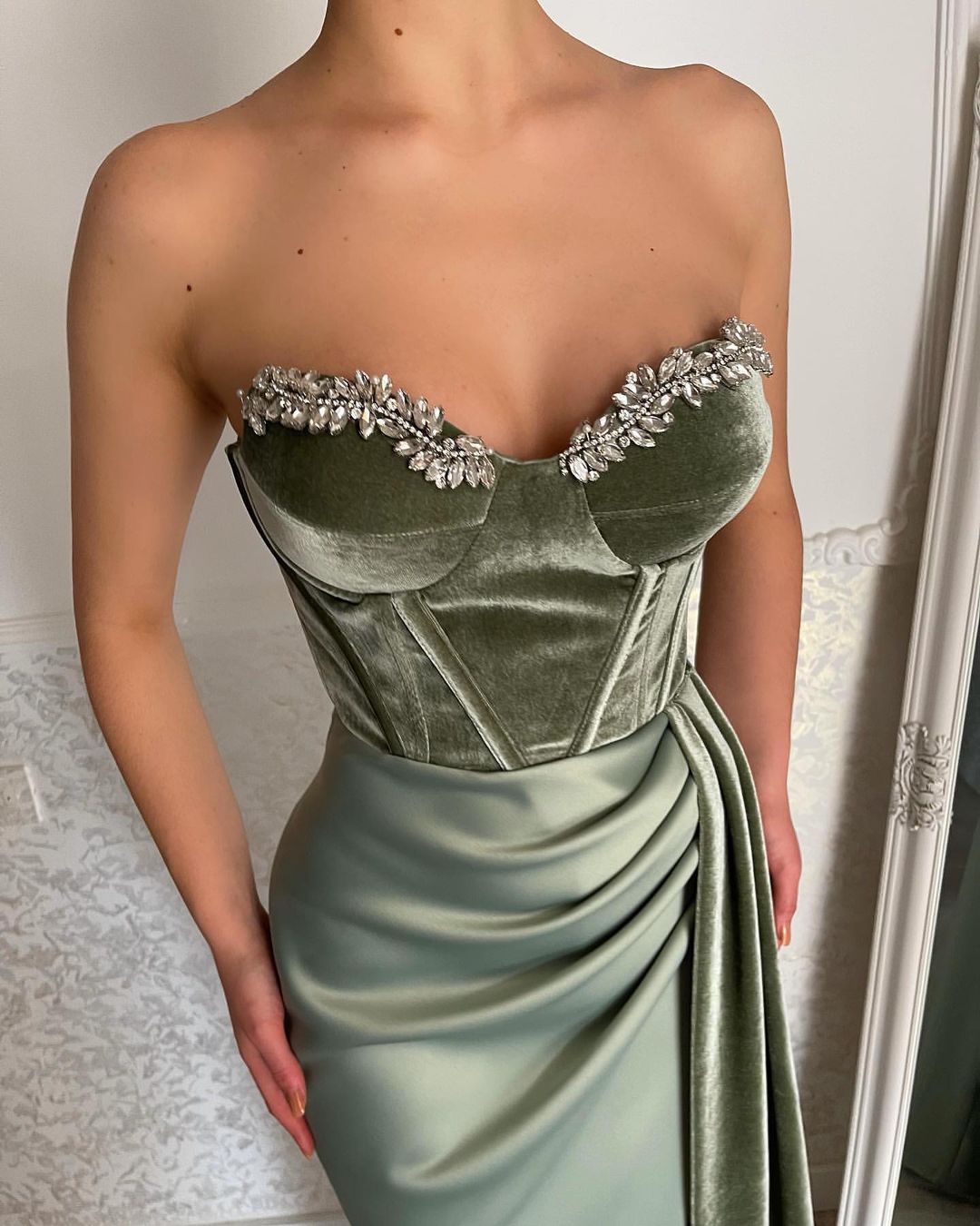 Robe de bal longue verte en velours sans bretelles avec fente, élégante