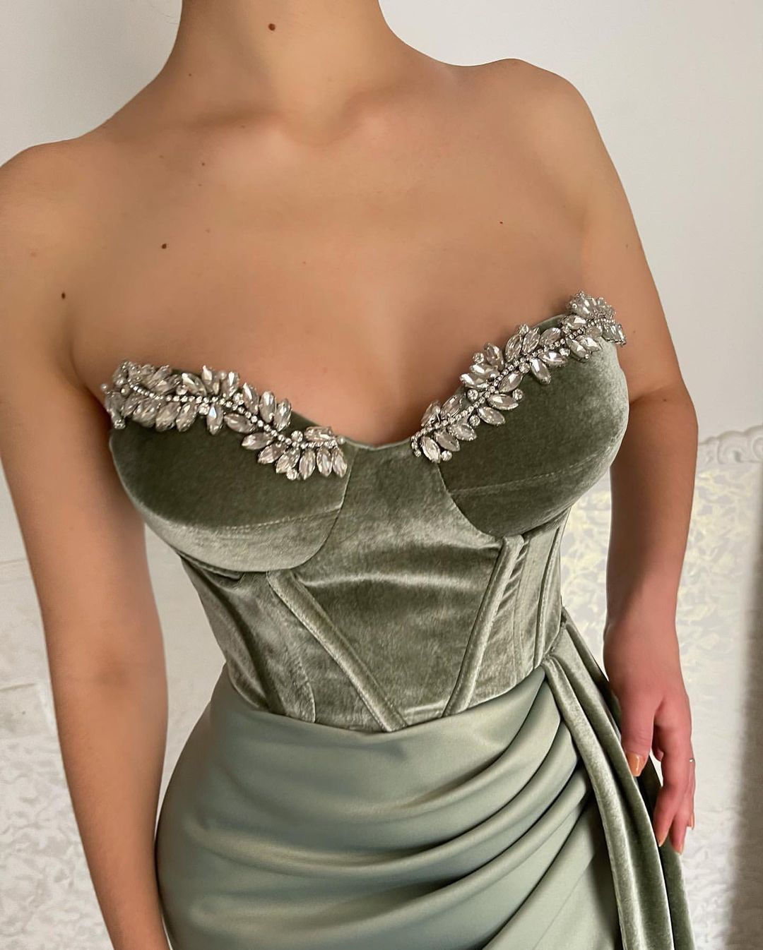Robe de bal longue verte en velours sans bretelles avec fente, élégante