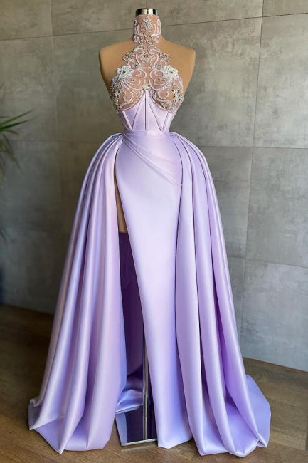 Robe de bal longue lilas glamour en satin à col haut, dentelle et jupe évasée avec fente