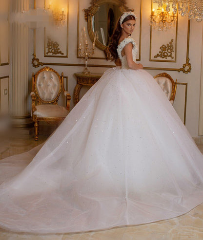 Glamouröses langes Prinzessin-Brautkleid mit schulterfreiem Tüll und Perlen