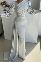 Vestido de Festa Prateado Longo com Brilho, Estilo Sereia, em Cetim Plissado, Mangas Compridas e Fenda Lateral
