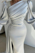 Vestido de Festa Prateado Longo com Brilho, Estilo Sereia, em Cetim Plissado, Mangas Compridas e Fenda Lateral