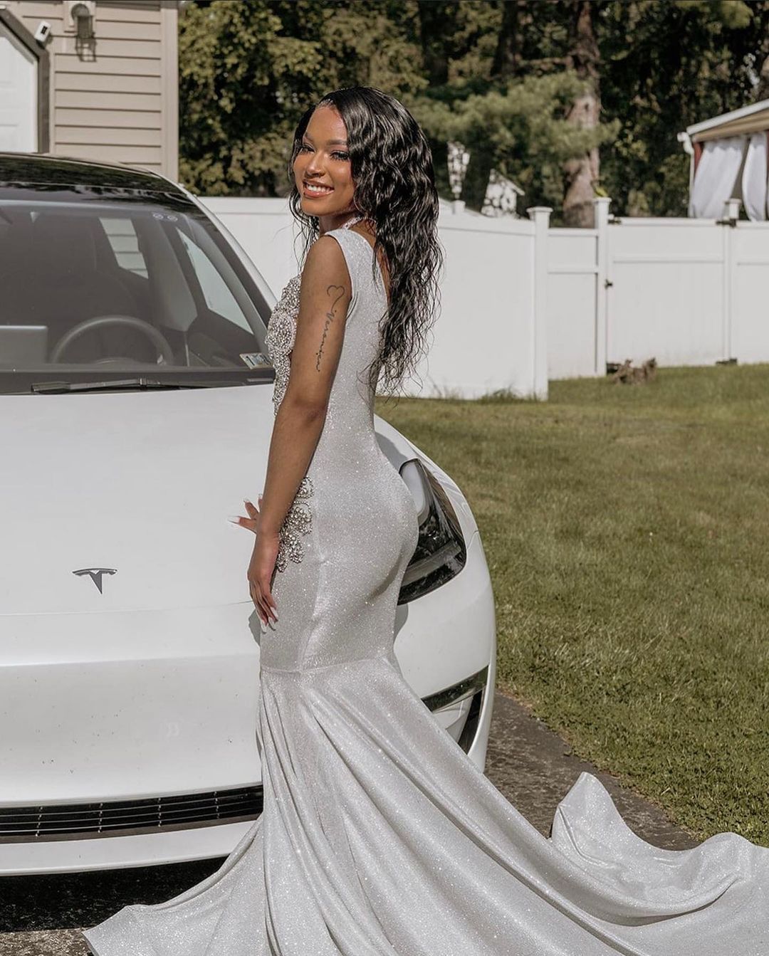 Glamoroso vestido de fiesta largo plateado de sirena con lentejuelas, sin mangas y encaje