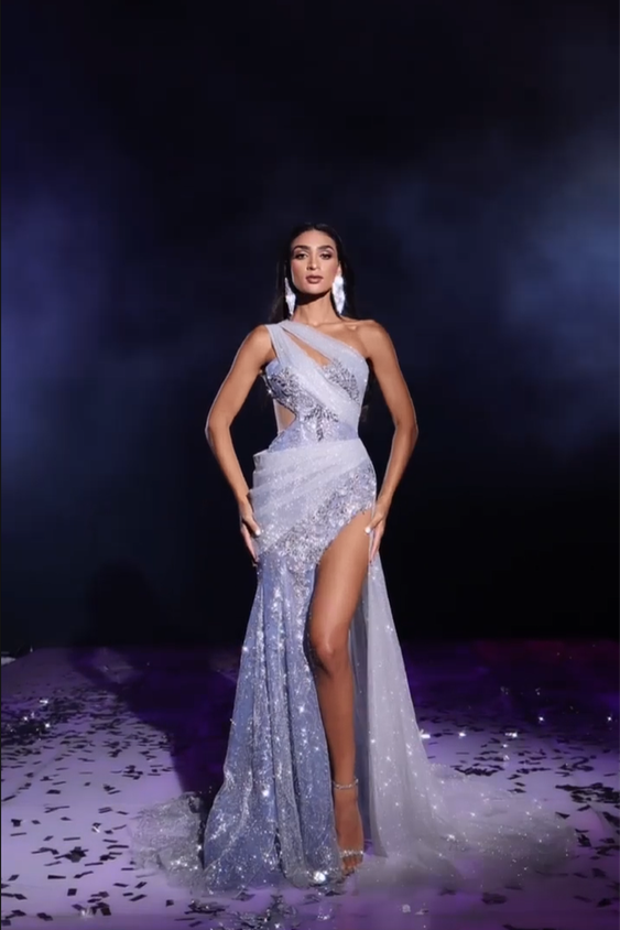 Glamuroso vestido de fiesta de sirena con un solo hombro, abertura con cuentas y encaje