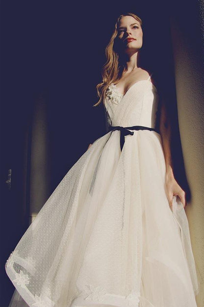 Vestidos de novia de tul con espalda descubierta y tirantes glamorosos en color marfil