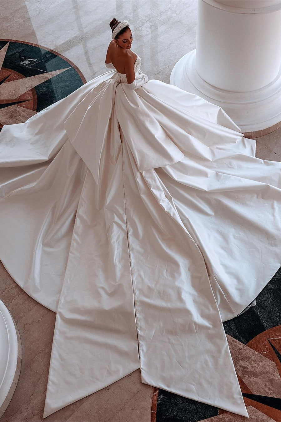 Vestido de Noiva Branco Glamouroso em Cetim com Linha A, Bordado e Cauda