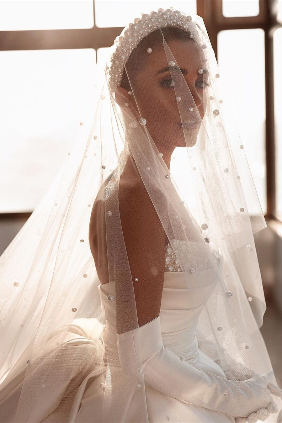 فستان زفاف ساتان أبيض لامع بقصة على شكل حرف A مع خرز وذيل