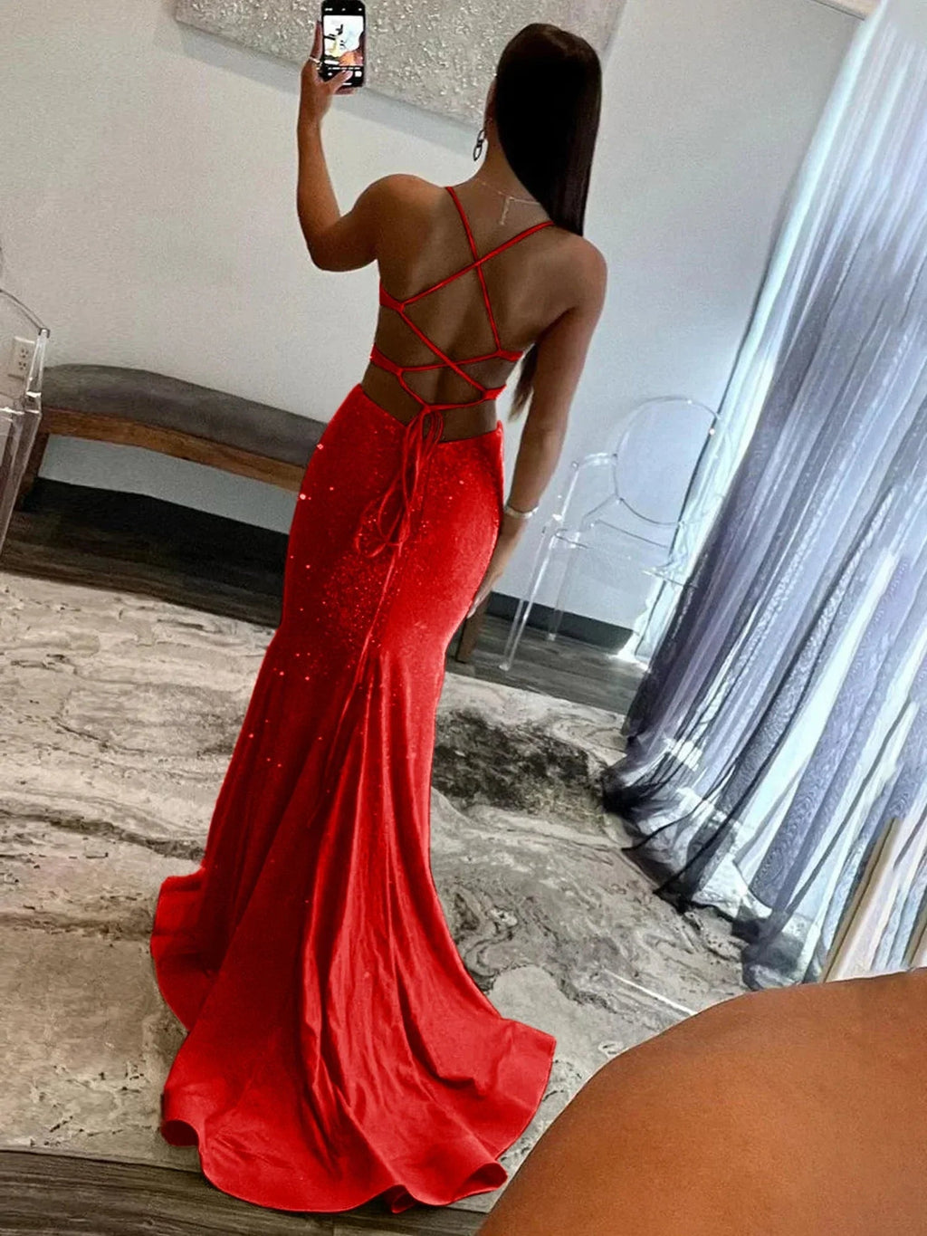 غلينت | فساتين سهرة طويلة برقبة على شكل حرف V مزينة بحراشف صفراء لامعة على شكل حورية البحر