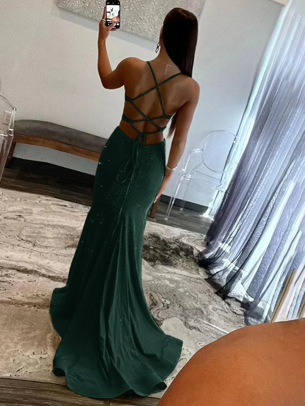 غلينت | فساتين سهرة طويلة برقبة على شكل حرف V مزينة بحراشف صفراء لامعة على شكل حورية البحر